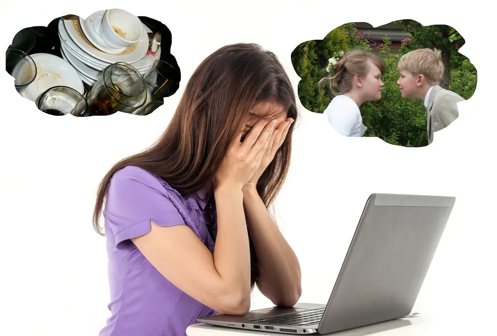 Frau sitzt verzweifelt vor dem Laptop